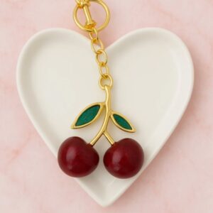 Llavero con colgante de cerezas.